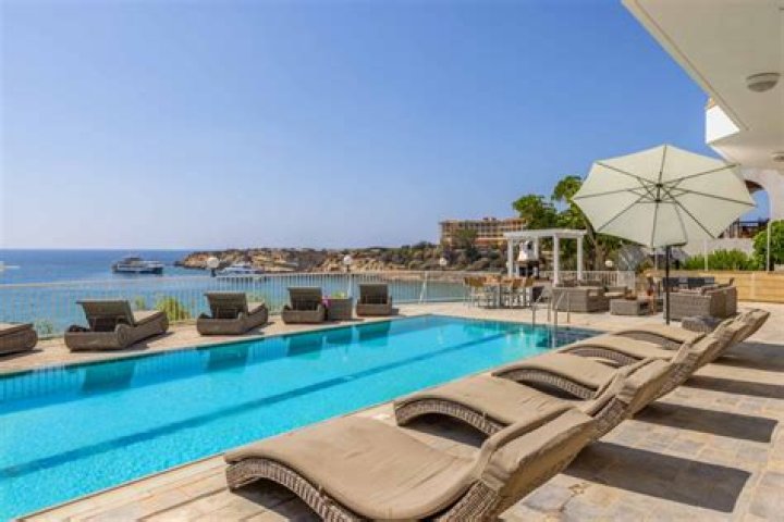 Do Villa plus holidays include flights?