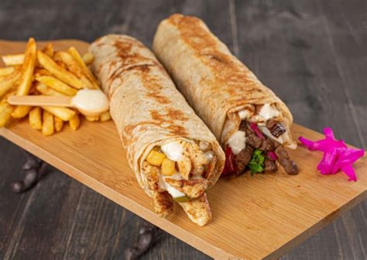How is traditional shawarma made?