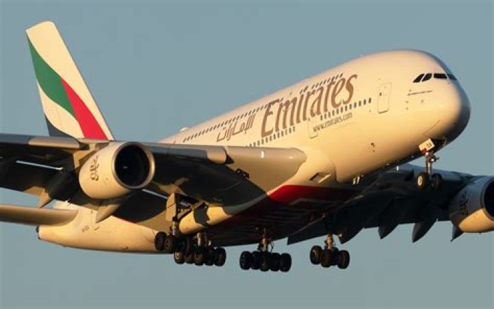 Where is the bar on Emirates A380?
